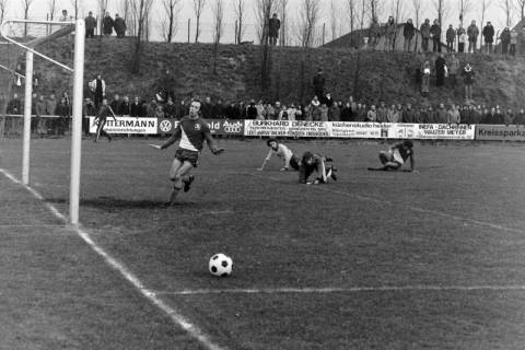 ARH NL Mellin 02-129/0010, Fußballspiel des TSV Friesen Hänigsen (helle Hemden), Hänigsen, ohne Datum