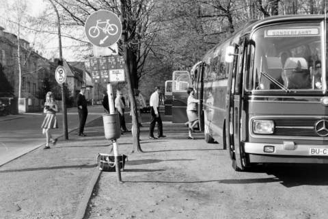 ARH NL Mellin 02-129/0012, Personen beim Einstieg in zwei Busse für eine Sonderfahrt nach Frankreich?, Burgdorf?, um 1975