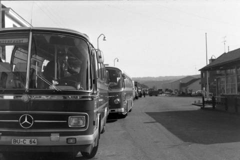 ARH NL Mellin 02-129/0014, Zwei Bussen auf einer Sonderfahrt von Burgdorf nach Frankreich?, Belgien(?), um 1975