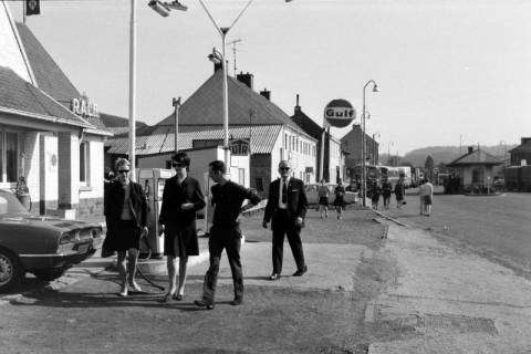 ARH NL Mellin 02-129/0015, Personen an einer Tankstelle zur Rast während einer Sonderfahrt von Burgdorf nach Frankreich?, Belgien, um 1975