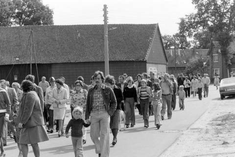 ARH NL Mellin 02-129/0019, Personen auf dem Weg zum Erntedankumzug?, Hänigsen, wohl 1976