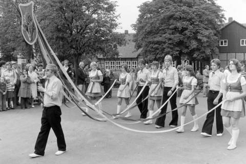 ARH NL Mellin 02-129/0020, Erntedankumzug(?), Hänigsen, wohl 1976