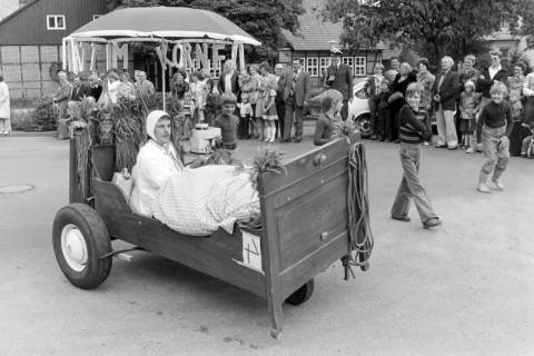 ARH NL Mellin 02-129/0024, Vom Lied "Ein Bett im Kornfeld" inspirierter Wagen beim Erntedankumzug(?), Hänigsen, wohl 1976