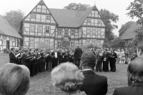 ARH NL Mellin 02-130/0006, Auftritt eines Chors vor dem Junkernhof, Uetze, um 1975