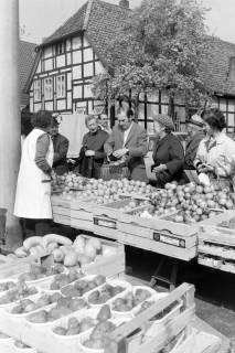 ARH NL Mellin 02-131/0009, Obststand auf einem Markt, um 1975