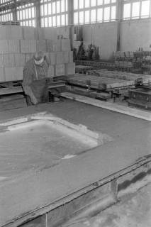 ARH NL Mellin 02-131/0011, Bauarbeiter bei der Arbeit in einer Produktionshalle, um 1975