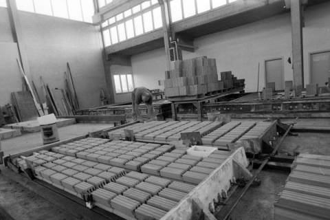 ARH NL Mellin 02-131/0012, Bauarbeiter bei der Arbeit in einer Produktionshalle, um 1975