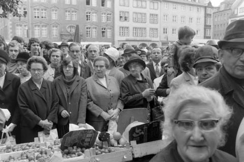 ARH NL Mellin 02-132/0004, Menschenmenge am Altstadtmarkt, Braunschweig, um 1975