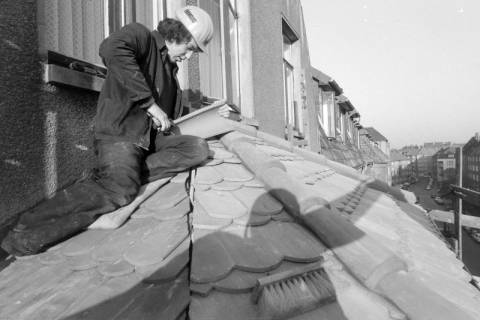 ARH NL Mellin 02-133/0007, Dachdecker bei der Arbeit, um 1975