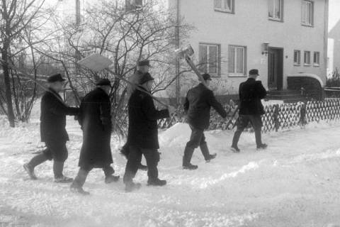 ARH NL Mellin 02-133/0015, Gruppe von Männern mit Schneeschaufeln unterwegs, Burgdorf?, um 1975