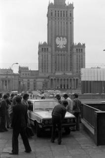 ARH NL Mellin 02-135/0007, Gruppe von Männern betrachtet ein Auto vor dem Kulturpalast, Warschau, um 1975