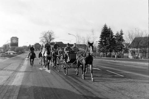 ARH NL Mellin 02-137/0004, Kutsche und Reiter auf der Straße, Celle?, um 1975