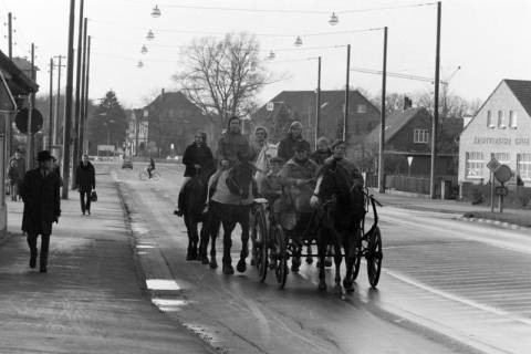 ARH NL Mellin 02-137/0005, Kutsche und Reiter auf der Straße, Celle?, um 1975