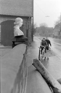 ARH NL Mellin 02-137/0014, Büste einer Frau auf einer Mauer stehend, um 1975