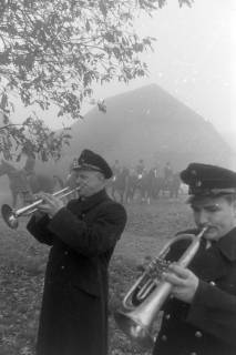 ARH NL Mellin 02-138/0002, Musiker der Feuerwehr bei einem Reitturnier, um 1975