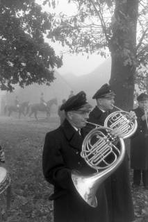 ARH NL Mellin 02-138/0003, Musiker der Feuerwehr bei einem Reitturnier, um 1975