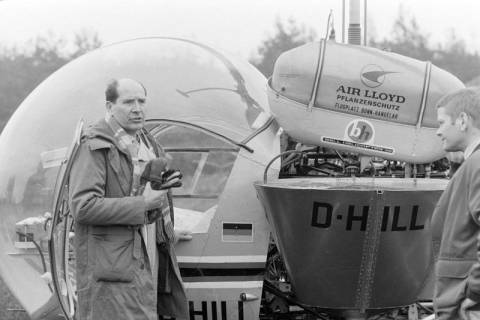 ARH NL Mellin 02-138/0004, Pilot am Helikopter (Bell 47) des "Air Lloyd Pflanzenschutz" , um 1975