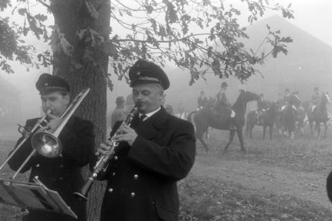 ARH NL Mellin 02-138/0005, Musiker der Feuerwehr bei einem Reitturnier, um 1975