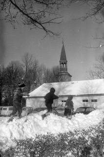 ARH NL Mellin 02-138/0011, Kinder spielen im Schnee, Burgdorf, um 1975