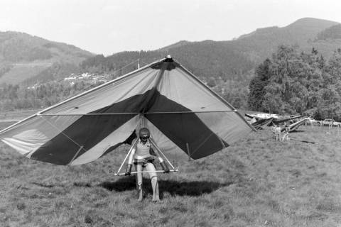 ARH NL Mellin 02-139/0002, Hängegleiter auf einer Wiese, um 1975