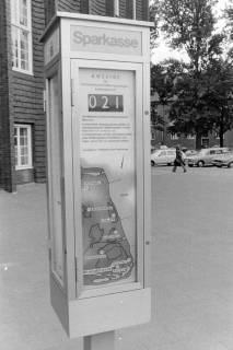 ARH NL Mellin 02-139/0008, Anzeige für Schwefeldioxid in Mikrogramm pro Kubikmeter Luft in einem Kasten, Wilhelmshaven?, um 1975