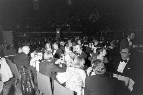 ARH NL Mellin 02-140/0010, An Tischen sitzende Personen bei einer Veranstaltung (Presseball?) im Kuppelsaal des Hannover Congress Centrum (HCC), Hannover, um 1975