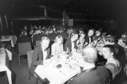 ARH NL Mellin 02-140/0011, An Tischen sitzende Personen bei einer Veranstaltung (Presseball?) im Kuppelsaal des Hannover Congress Centrum (HCC), Hannover, um 1975