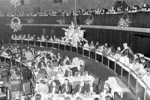 ARH NL Mellin 02-140/0012, An Tischen sitzende Personen bei einer Veranstaltung (Presseball?) im Kuppelsaal des Hannover Congress Centrum (HCC), Hannover, um 1975