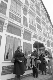 ARH NL Mellin 02-141/0004, Personen vor dem Fachwerkhaus Nr. 21 in der Straße "Bergfried", Guderhandviertel, um 1975