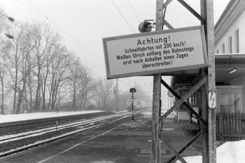 ARH NL Mellin 02-142/0006, Warnschild am Bahnhof, Großburgwedel, um 1975