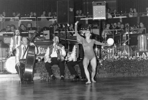 ARH NL Mellin 02-142/0007, Auftritt einer rhythmischen Sportgymnastin mit Ball im Kuppelsaal des Hannover Congress Centrum (HCC), Hannover, um 1975