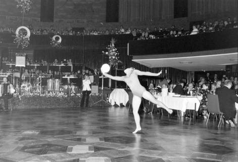 ARH NL Mellin 02-142/0008, Auftritt einer rhythmischen Sportgymnastin mit Ball im Kuppelsaal des Hannover Congress Centrum (HCC), Hannover, um 1975