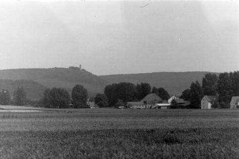 ARH NL Mellin 02-142/0015, Blick von Nordwesten über Wohngebäude auf die Burg Plesse, Bovenden, um 1975