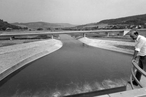 ARH NL Mellin 02-143/0016, Blick von der Staumauer auf das Hochwasserrückhaltebecken Salzderhelden, um 1975