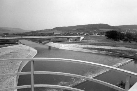 ARH NL Mellin 02-143/0017, Blick von der Staumauer auf das Hochwasserrückhaltebecken Salzderhelden, um 1975