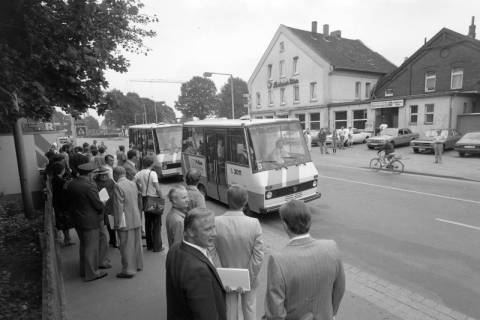 ARH NL Mellin 02-144/0005, RETAX-Busse (Rufbus) an der Haltestelle in der Hindenburgstraße mit wartenden Personen, Wunstorf, nach 1978