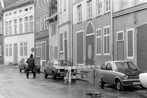 ARH NL Mellin 02-144/0007, An die Hauswand gemalte Hauseingänge, Lüneburg?, um 1975