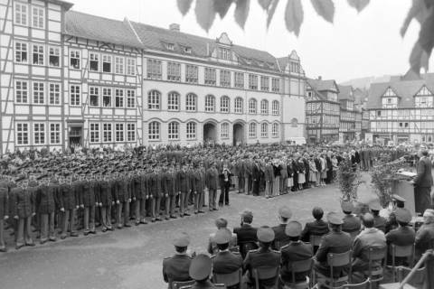 ARH NL Mellin 02-145/0006, Vereidigung(?) von Polizisten, Hann. Münden, um 1975