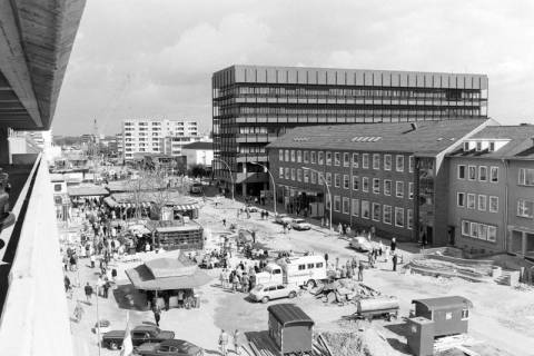 ARH NL Mellin 02-145/0007, Blick in die Einkaufsmeile in der Porschestraße, Wolfsburg, um 1975