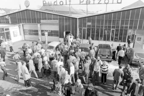 ARH NL Mellin 02-145/0014, Menschenmenge vor dem VW-Autohaus von Rudolf Petzold in der Burgdorfer Straße, Lehrte, um 1975