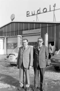 ARH NL Mellin 02-145/0015, Zwei Männer vor dem VW-Autohaus von Rudolf Petzold in der Burgdorfer Straße, Lehrte, um 1975