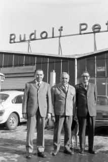 ARH NL Mellin 02-145/0016, Rudolf Petzold (Mitte) mit zwei weiteren Männern vor dem VW-Autohaus von Rudolf Petzold in der Burgdorfer Straße, Lehrte, um 1975