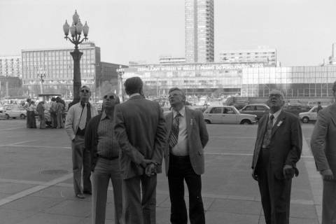 ARH NL Mellin 02-146/0002, Gruppe von Männern auf dem Vorplatz des Kulturpalastes, Warschau, um 1975