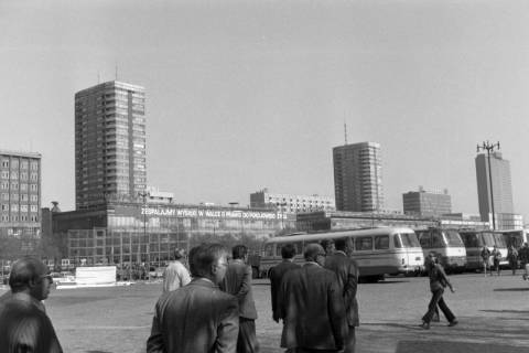 ARH NL Mellin 02-146/0003, Gruppe von Männern auf dem Vorplatz des Kulturpalastes, Warschau, um 1975