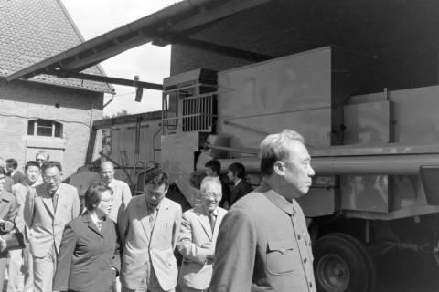 ARH NL Mellin 02-146/0004, Asiatische Besuchergruppe bei einem landwirtschaftlichen Betrieb(?), um 1975