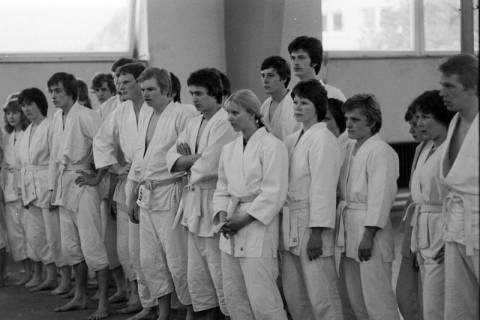 ARH NL Mellin 02-146/0006, Beobachter bei einem Judokampf, um 1975