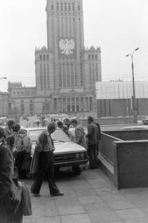 ARH NL Mellin 02-147/0014, Gruppe von Männern betrachtet ein Auto vor dem Kulturpalast, Warschau, um 1975