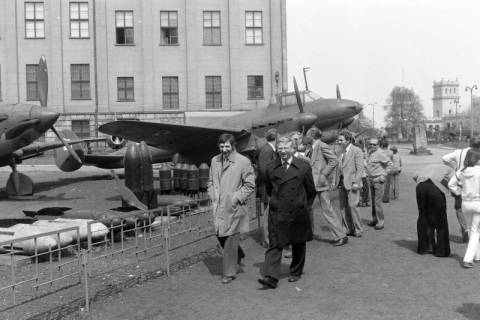 ARH NL Mellin 02-147/0015, Besuchergruppe im Außenbereich des Museum der polnischen Armee (Muzeum Wojska Polskiego), Warschau, um 1975