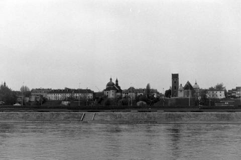 ARH NL Mellin 02-147/0016, Blick von der Weichsel auf die Kasimirkirche und die Mariä-Empfängnis-Kirche, Warschau, um 1975