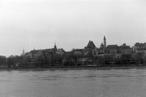 ARH NL Mellin 02-147/0017, Blick von der Weichsel auf das Königliche Schloss und die Johanneskathedrale, Warschau, um 1975